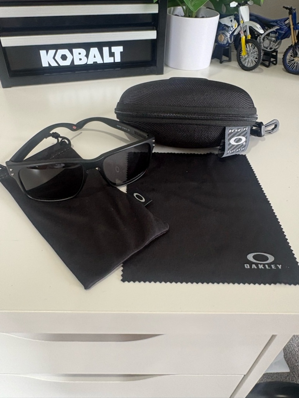 Oakley Black Sunglasses with Black Case and Cloths